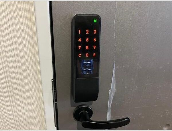 プレステージ12番館の玄関