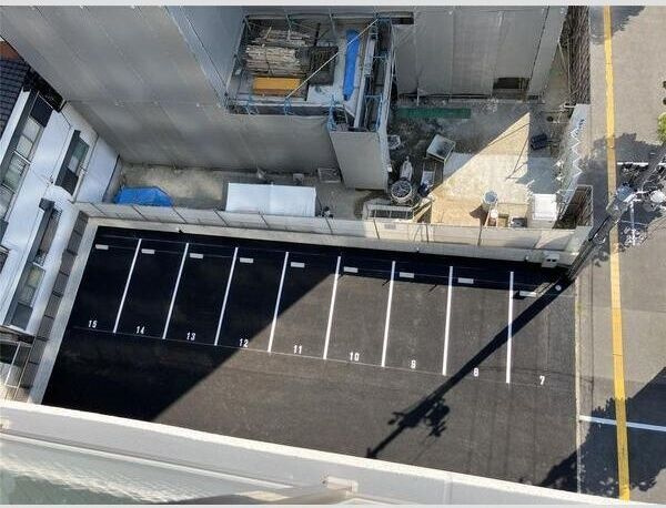 プレステージ12番館の駐車場