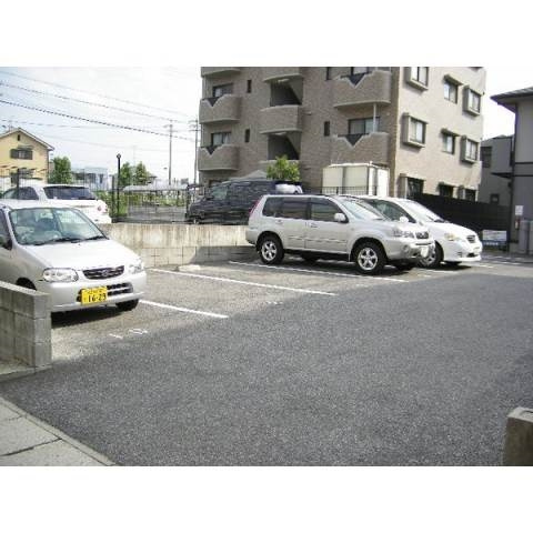 ニューシーズ下川田の駐車場
