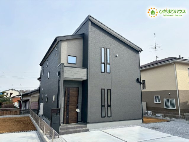 寄居町桜沢　新築一戸建て　リーブルガーデン　03の外観|スタイリッシュなダークトーンの外壁が、落ち着いた雰囲気を感じさせる素敵な一軒家です！
周囲に高い建物がなく、青空とのコントラストが美しく映えますね。
