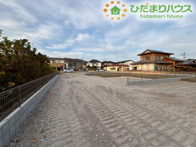 寄居町桜沢　新築一戸建て　リーブルガーデン　03の前面道路含む現地写真