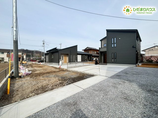 寄居町桜沢　新築一戸建て　リーブルガーデン　03の前面道路含む現地写真|お向かいとの距離もしっかり確保されており、圧迫感を感じることなく過ごせる立地です！
舗装された道路は歩きやすく、ベビーカーや自転車での移動もスムーズに行えます◎