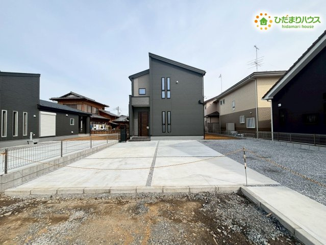 寄居町桜沢　新築一戸建て　リーブルガーデン　03の駐車場|4台分のカースペースがあります。
ゆったりとした広さの駐車スペースが確保されており、毎日の車の出し入れもストレスなく行えます！