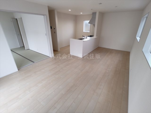 【居間・リビング】 | 寄居町露梨子　全8棟　2号棟 | ゆったり過ごせる16.5帖のリビングです