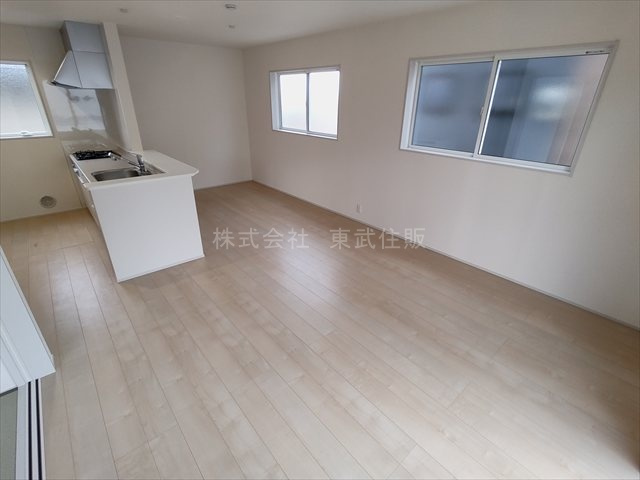 【居間・リビング】 | 寄居町露梨子　全8棟　2号棟 | こちらのリビングで趣味の時間をお楽しみください