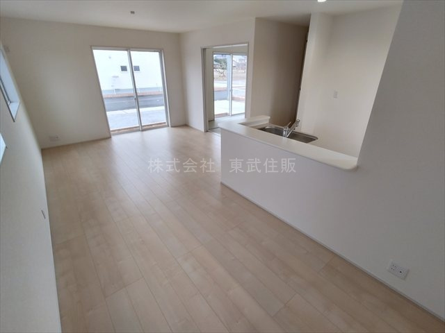 【居間・リビング】 | 寄居町露梨子　全8棟　2号棟 | 開放感があり日当たり良好です