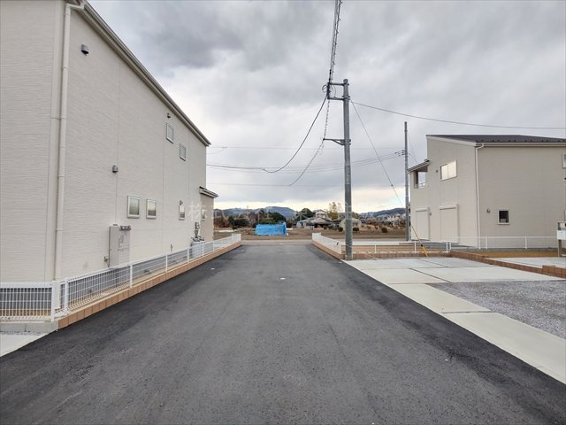 【前面道路含む現地写真】 | 寄居町露梨子　全8棟　2号棟 | 住環境良好です