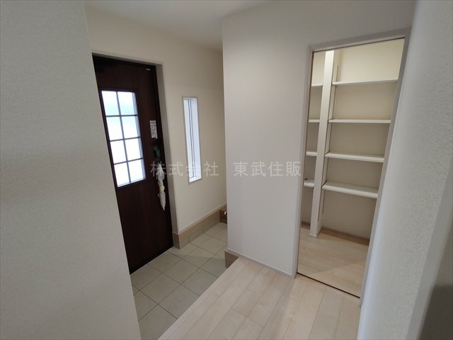 【玄関】 | 寄居町露梨子　全8棟　2号棟 | 収納もある玄関です