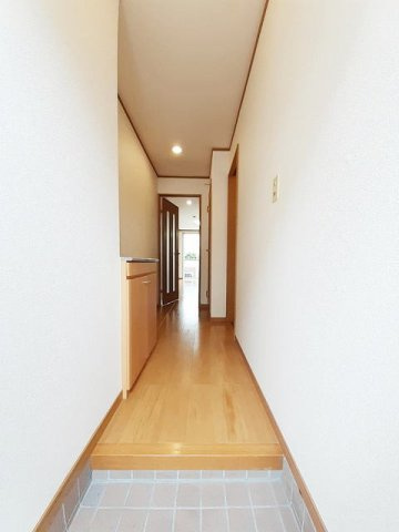 熊本市東区小山２丁目のアパートの玄関|明るい玄関です