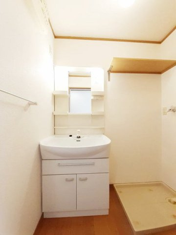 エクセル　ヴィラの洗面所|明るい洗面所です