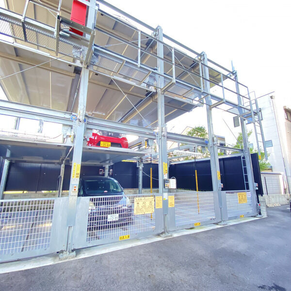 VI Town Excellentの駐車場