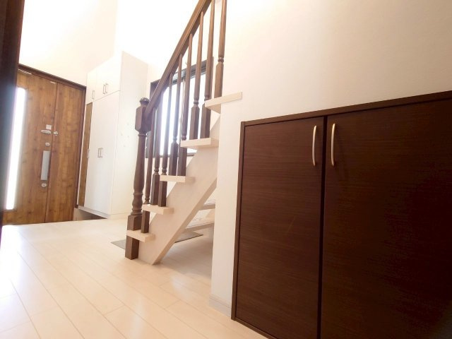 東大阪市横小路町4丁目　戸建の収納|玄関入ってすぐの吹き抜けスペースは開放感◎！階段下は収納になっています。