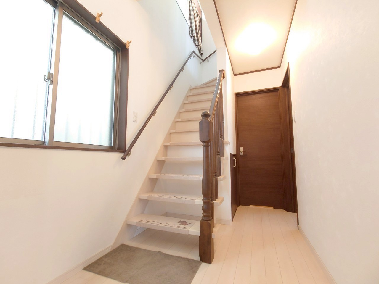 東大阪市横小路町4丁目　戸建の内装|玄関入ってすぐの吹き抜けスペースは開放感◎！階段下は収納になっています。