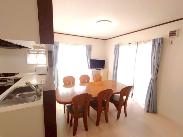 東大阪市横小路町4丁目　戸建の居間・リビング|南面の大窓から光が差し込む、22帖の広々としたLDK。南側に建物が無いので日当たりが良いです！