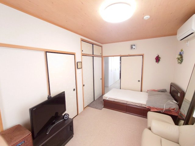 東大阪市横小路町4丁目　戸建の洋室|7.41帖の和室。2面採光の明るいお部屋です。