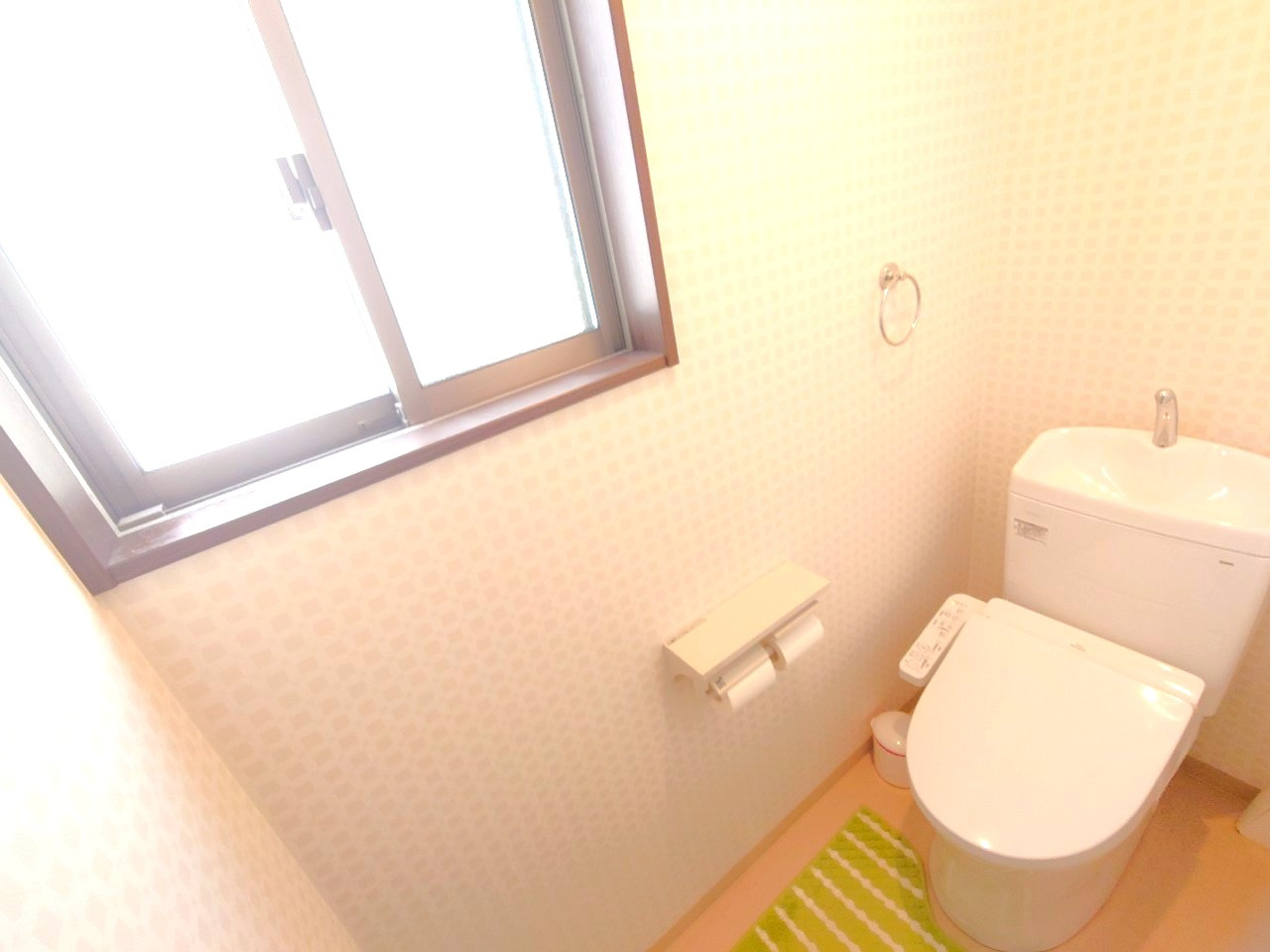 東大阪市横小路町4丁目　戸建のトイレ|2階トイレです。窓付きのため、自然換気が可能です！