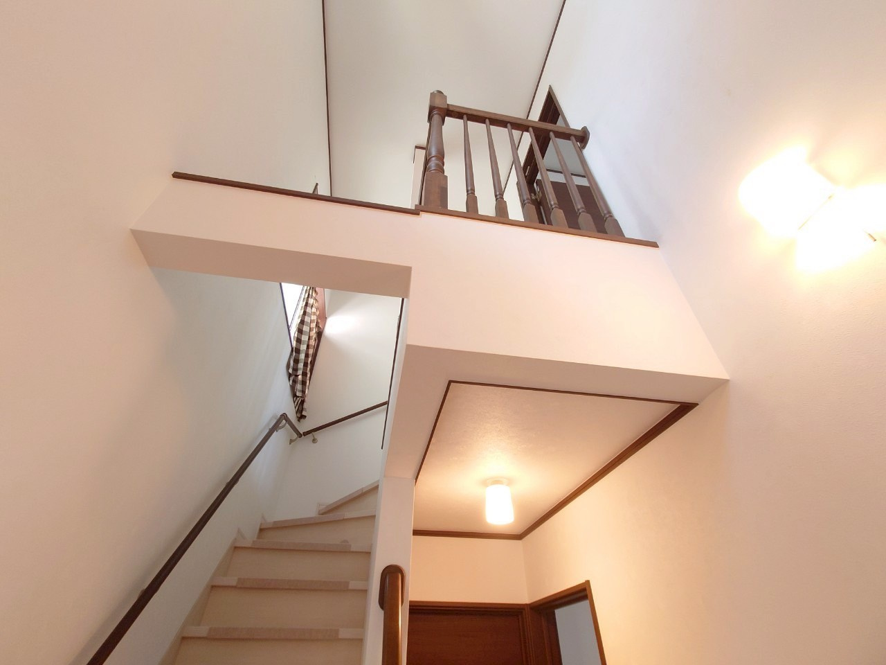 東大阪市横小路町4丁目　戸建の内装|玄関入ってすぐの吹き抜けスペースは開放感◎！階段下は収納になっています。