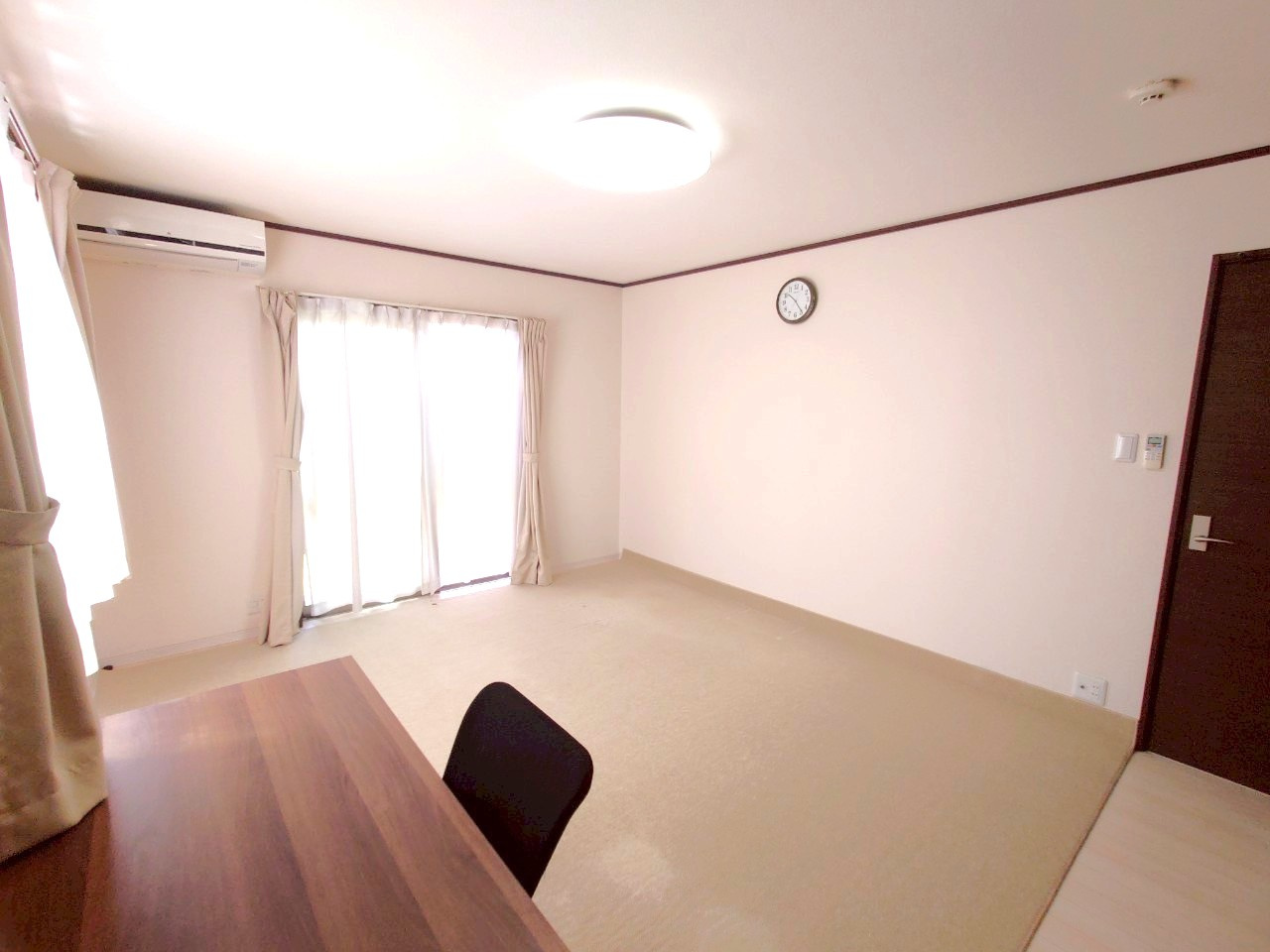 東大阪市横小路町4丁目　戸建の洋室|東側の10帖の洋室。壁一面、大容量のクローゼット付きです！