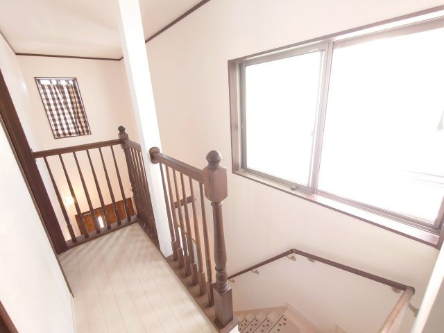 東大阪市横小路町4丁目　戸建の内装|玄関入ってすぐの吹き抜けスペースは開放感◎！階段下は収納になっています。