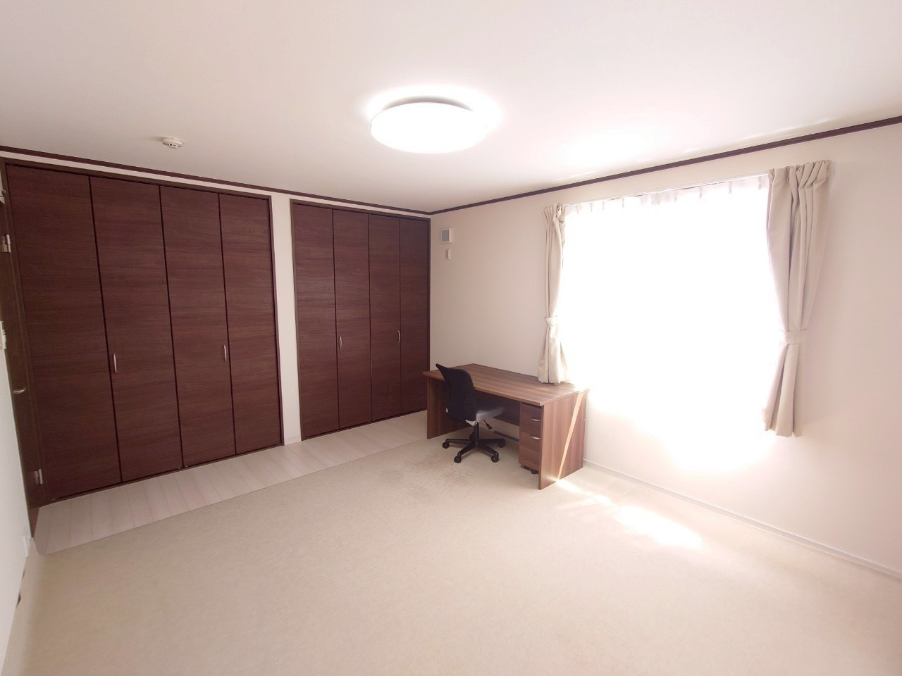 東大阪市横小路町4丁目　戸建の洋室|東側の10帖の洋室。壁一面、大容量のクローゼット付きです！