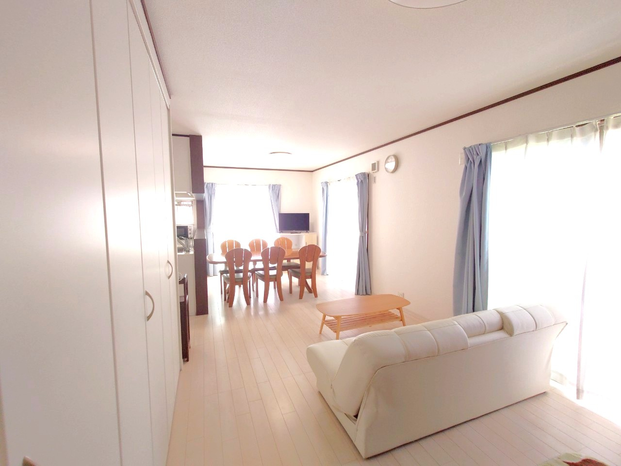 東大阪市横小路町4丁目　戸建の居間・リビング|南面の大窓から光が差し込む、22帖の広々としたLDK。南側に建物が無いので日当たりが良いです！