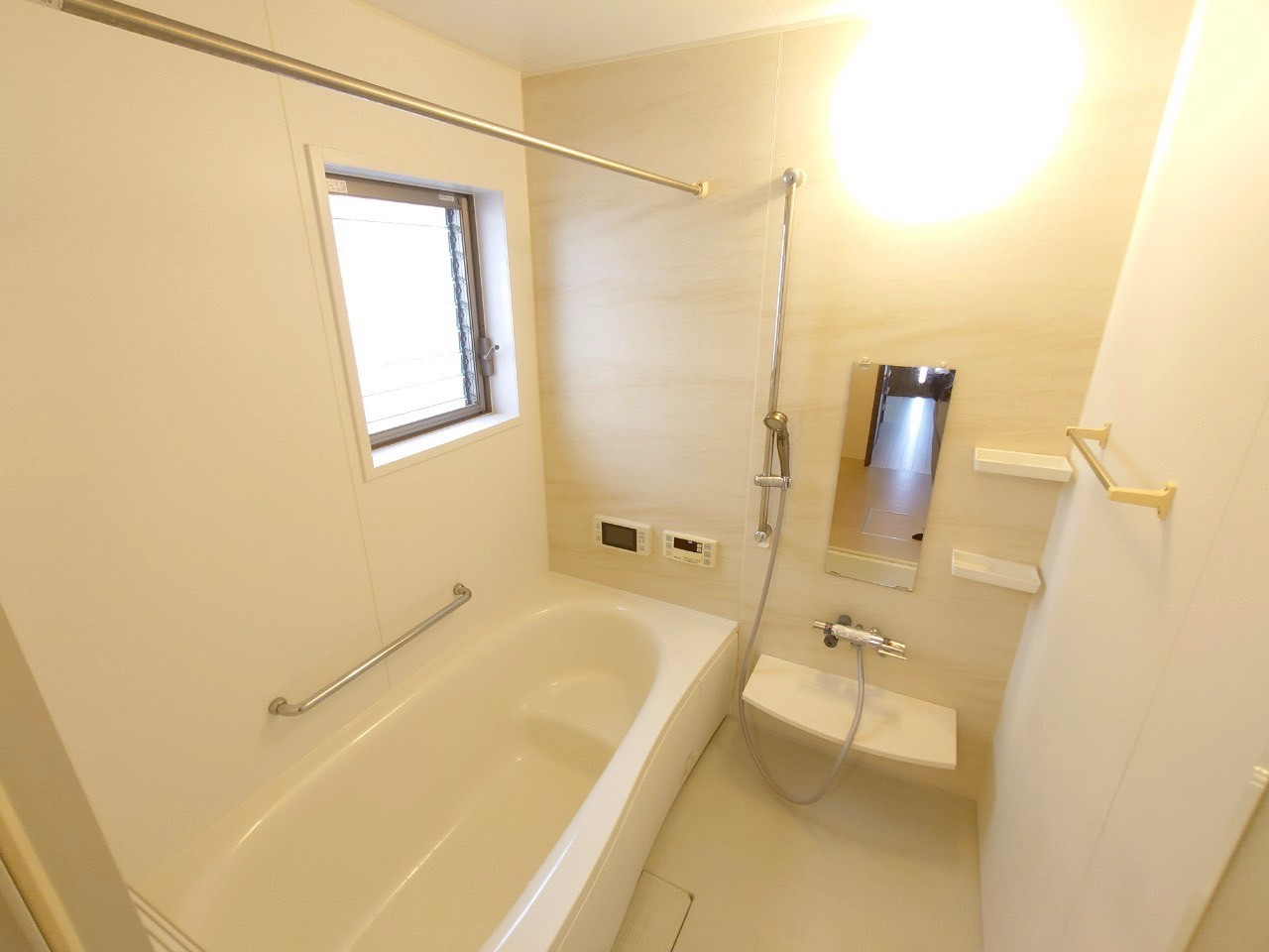 東大阪市横小路町4丁目　戸建の浴室|浴室です。窓付きのため、自然換気が可能です！