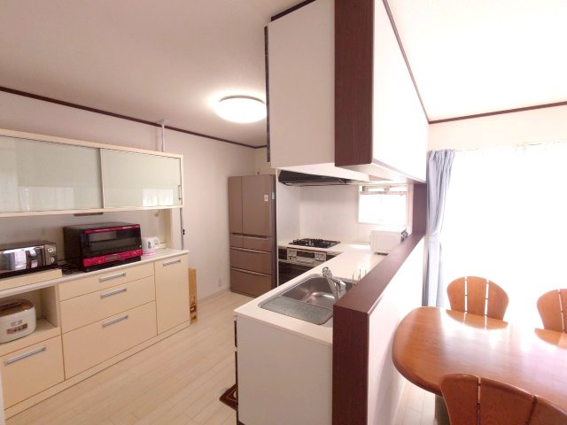 東大阪市横小路町4丁目　戸建のキッチン|キッチンスペースもかなりゆとりがあります！作業効率が良く、疲れにくいL字型のキッチンです。