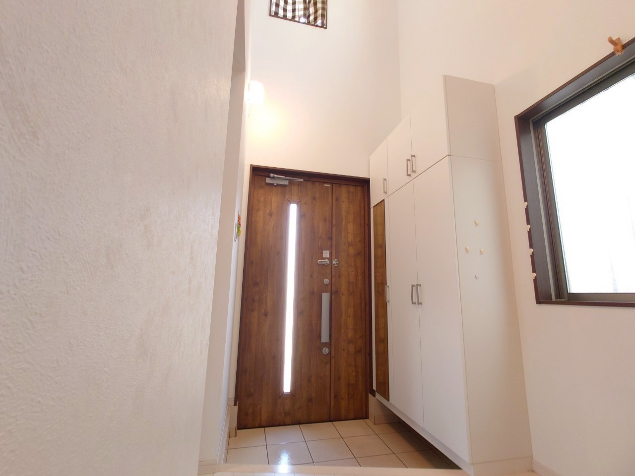 東大阪市横小路町4丁目　戸建の玄関|玄関です。備え付けのシューズボックスは、全身鏡付なのが嬉しいポイントです。