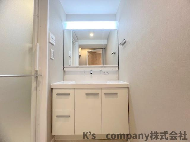 茅ヶ崎市茅ヶ崎　サーパス茅ヶ崎第2の独立洗面台|三面鏡の内側には小物収納が充実しています◇