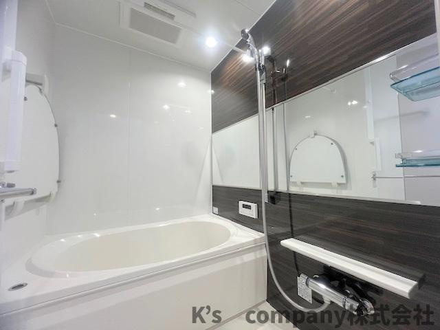 茅ヶ崎市茅ヶ崎　サーパス茅ヶ崎第2の浴室|濃い色調のアクセントパネルが浴室を引き締まった印象にしています◇