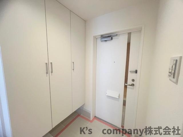 茅ヶ崎市茅ヶ崎　サーパス茅ヶ崎第2の玄関|玄関横には収納力のあるシューズインクローゼット♪