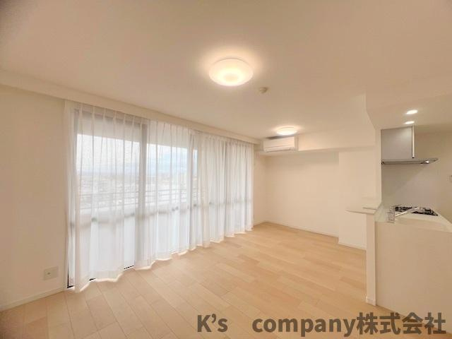 茅ヶ崎市茅ヶ崎　サーパス茅ヶ崎第2の居間・リビング|リビングは広い窓から明るいひざしがたくさん降りそそぐ、ご家族の憩いのスペース♪