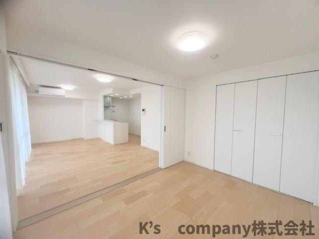 茅ヶ崎市茅ヶ崎　サーパス茅ヶ崎第2の洋室|洋室6帖の収納スペースは広く、奥行きもあり収納力があります◇