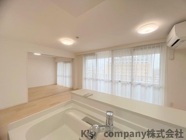 茅ヶ崎市茅ヶ崎　サーパス茅ヶ崎第2の居間・リビング|キッチン側から見たリビングスペース◇