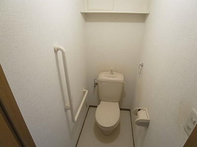 【トイレ】 | クレスト晴雅 | 手摺、上部棚付きトイレ