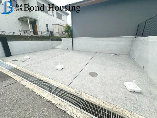 駐車並列３台　太陽光付き　西区桜が丘中町２丁目　新築戸建の駐車場