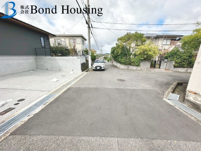 駐車並列３台　太陽光付き　西区桜が丘中町２丁目　新築戸建の駐車場