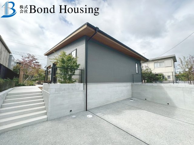 駐車並列３台　太陽光付き　西区桜が丘中町２丁目　新築戸建の外観