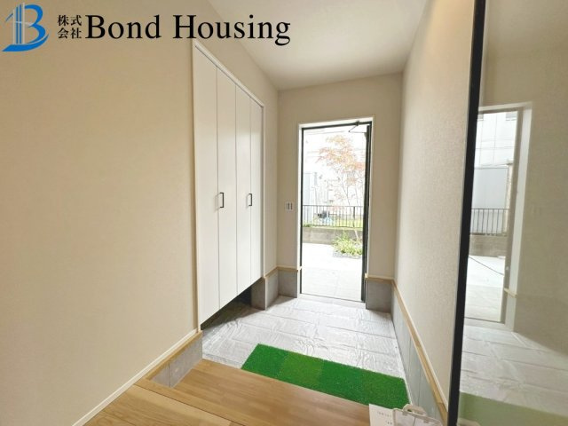 駐車並列３台　太陽光付き　西区桜が丘中町２丁目　新築戸建の玄関