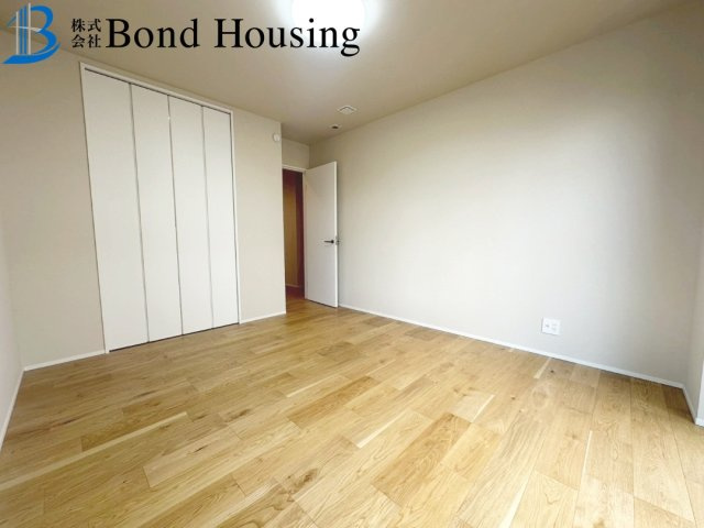 駐車並列３台　太陽光付き　西区桜が丘中町２丁目　新築戸建の洋室