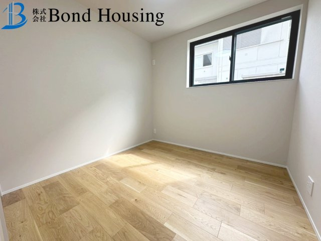 駐車並列３台　太陽光付き　西区桜が丘中町２丁目　新築戸建の洋室