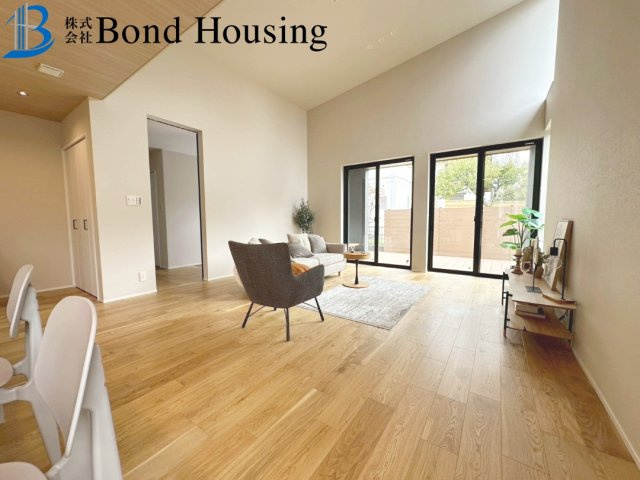 駐車並列３台　太陽光付き　西区桜が丘中町２丁目　新築戸建の居間・リビング