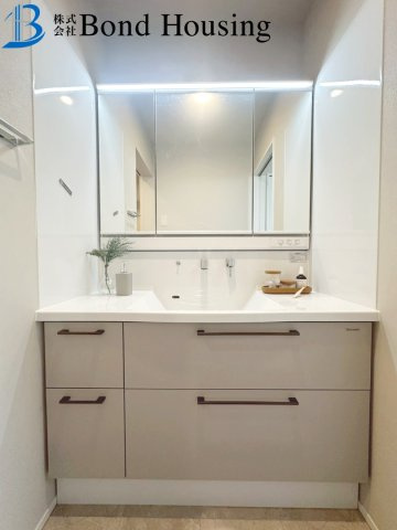 駐車並列３台　太陽光付き　西区桜が丘中町２丁目　新築戸建の独立洗面台