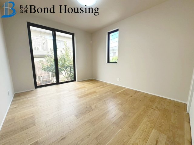 駐車並列３台　太陽光付き　西区桜が丘中町２丁目　新築戸建の洋室