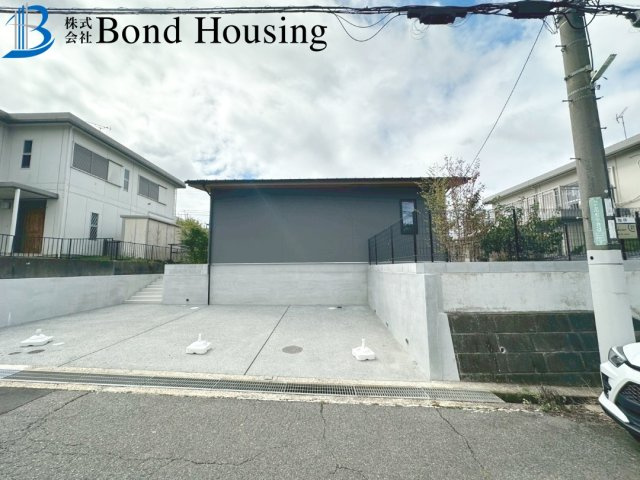 駐車並列３台　太陽光付き　西区桜が丘中町２丁目　新築戸建の駐車場