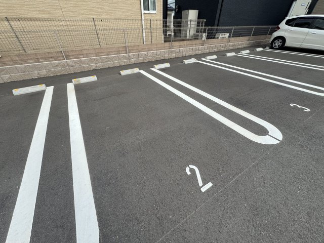 ジェダイトの駐車場