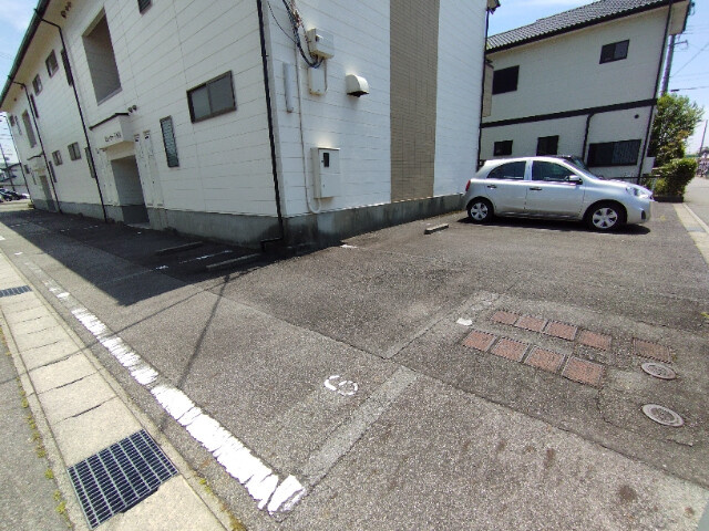 ビューラーＩＮＡの駐車場
