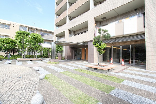  | コスモステージひばりヶ丘アミュージア　(保谷店) | バス停『栗原』まで徒歩4分。西部池袋線「ひばりヶ丘」駅や東武東上線「朝霞台」駅まで雨の日もラクラク移動可能。