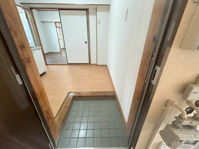 【玄関】 | コーポ識名 | ※同じ間取りの別部屋の写真になります