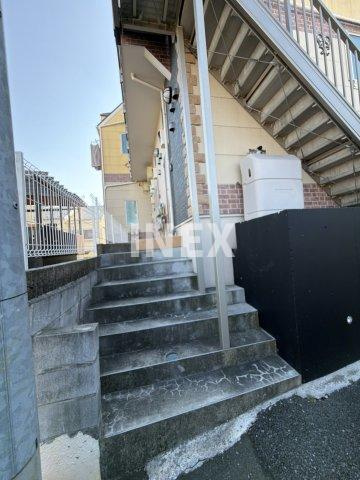 横浜市鶴見区上の宮２丁目のアパートのエントランス